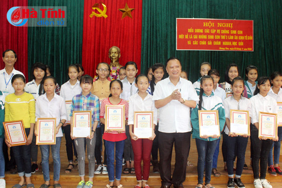 huong son bieu duong 26 chau gai cham ngoan hoc gioi