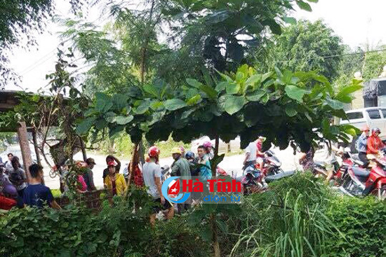 nguoi dan ong chet o tu the treo co trong ngoi nha hoang