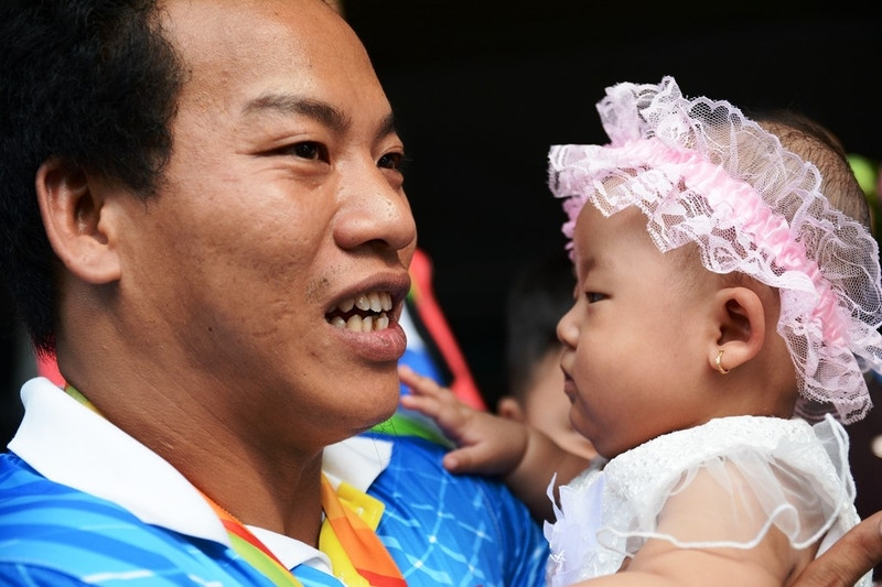 le van cong om chat con trong ngay tro ve