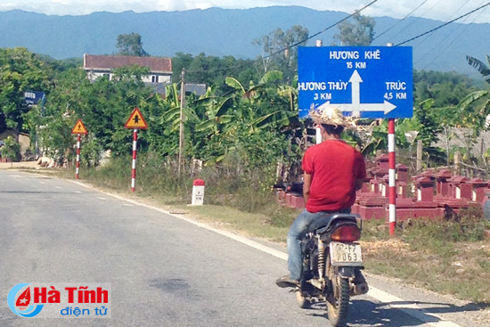 dau tran dieu khien xe may nghenh ngang tren quoc lo