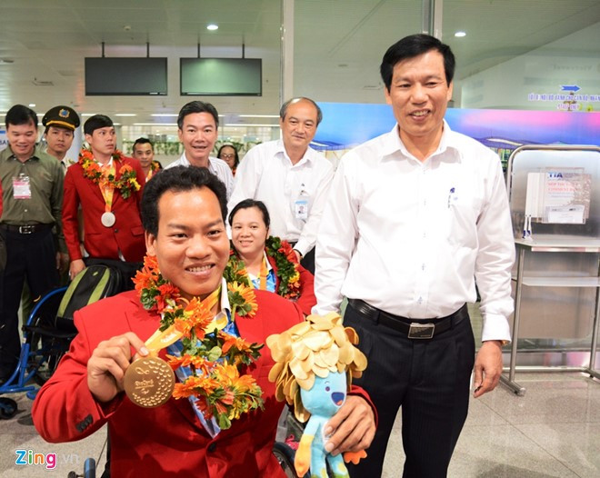 le van cong om chat con trong ngay tro ve