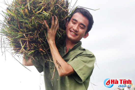 sinh vien an ninh xan quan giup dan gat lua chay lu