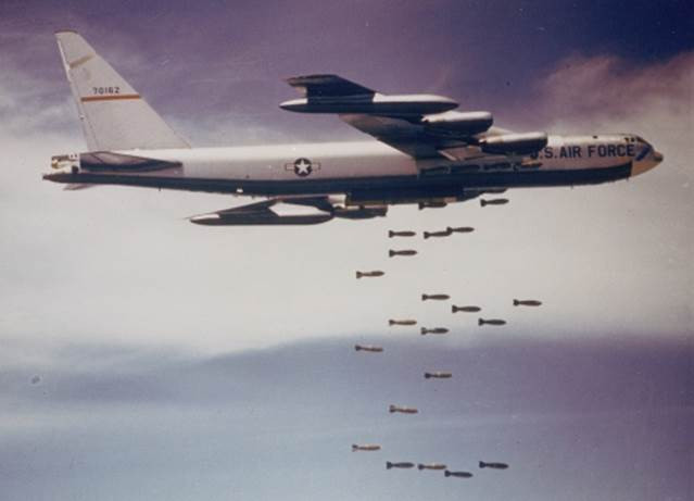 Không quân chiến lược ngay từ thời kỳ đầu đã có chức năng giải quyết các nhiệm vụ thông thường , Máy bay ném bom chiến lược B- 52 đã được sử dụng nhiều trong tất cả các cuộc chiến tranh của Mỹ . vu khi hat nhan loai vu khi tuyet doi vo dung