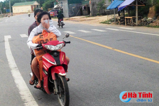 dau tran dieu khien xe may nghenh ngang tren quoc lo