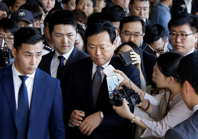 chu tich tap doan lotte bi trieu tap vi lien quan cao buoc tham nhung