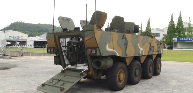 K808 nhìn từ phía sau suc manh 600 xe boc thep k808 806 the he moi cua quan doi han quoc