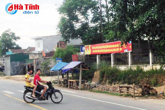 dau tran dieu khien xe may nghenh ngang tren quoc lo