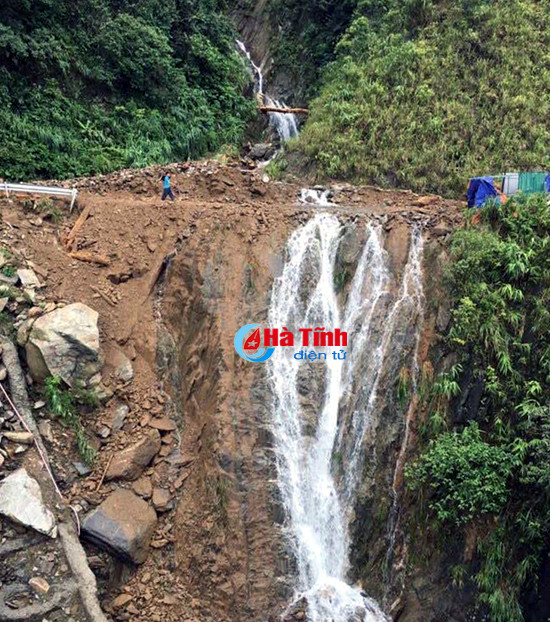 ql 8a gan cau treo lai lo dat gay can tro giao thong