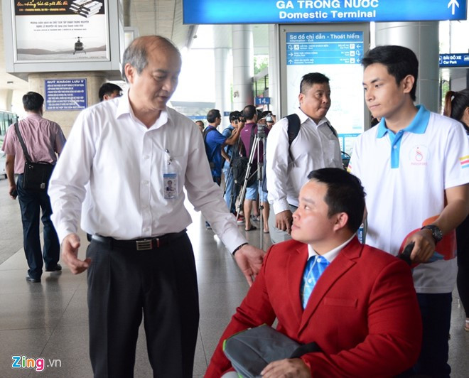 le van cong om chat con trong ngay tro ve