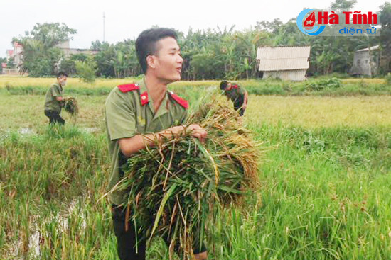 sinh vien an ninh xan quan giup dan gat lua chay lu