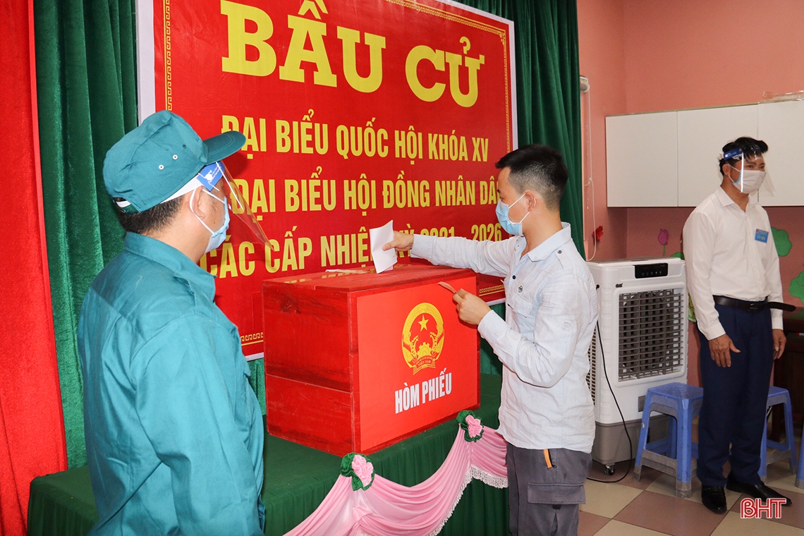 Lãnh đạo Hà Tĩnh kiểm tra công tác bầu cử, động viên cử tri tại các khu vực bỏ phiếu