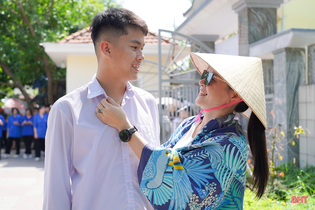 Sự đồng hành của phụ huynh đã tiếp thêm động lực cho các thí sinh, tự tin hoàn thành tốt các bài thi. bqbht_br_9dsc00780.jpg