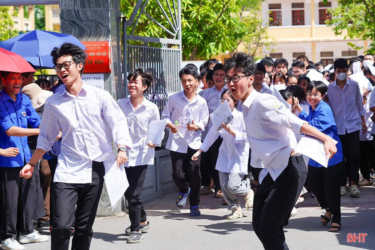 Niềm vui của các thí sinh tại điểm thi Trường THCS Nguyễn Du (TP Hà Tĩnh). bqbht_br_9dsc00656.jpg
