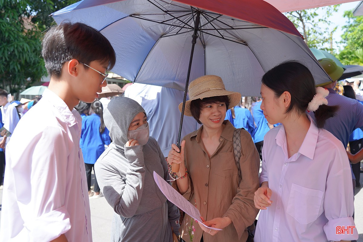 Kỳ thi tốt nghiệp THPT năm nay diễn ra trong thời tiết nắng nóng. bqbht_br_9dsc00745.jpg