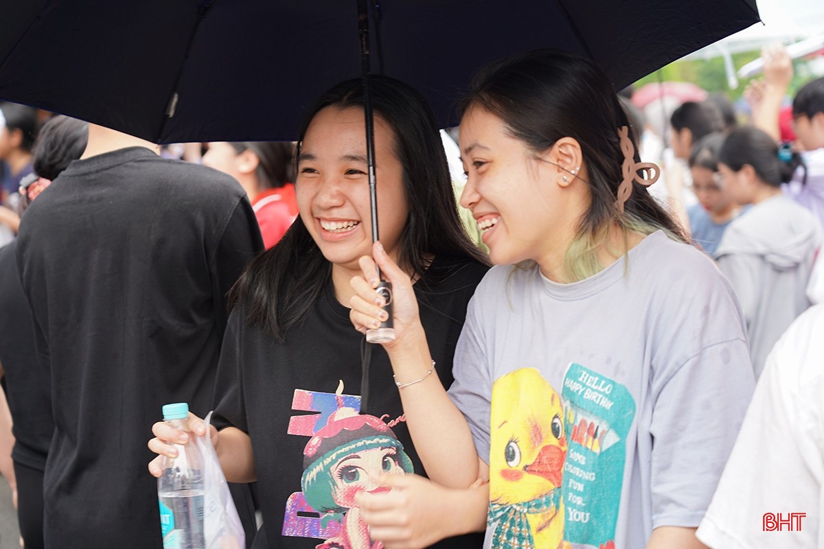 Có gần 300 thí sinh tham gia 2 môn thi chuyên Văn và Toán. Có gần 300 thí sinh tham gia 2 môn thi chuyên Văn và Toán.