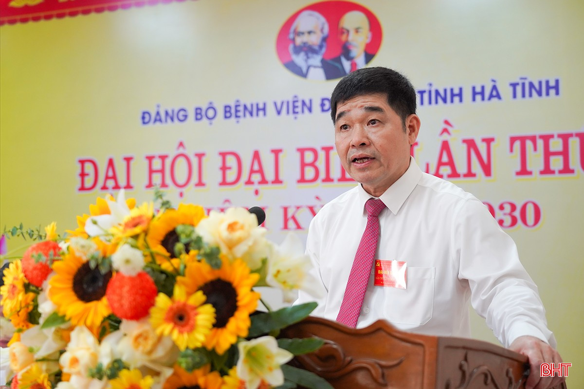 Bác sỹ Hoàng Quang Trung - Bí thư Đảng ủy, Giám đốc BVĐK tỉnh Hà Tĩnh trình bày báo cáo chính trị. bqbht_br_1dsc04287.jpg