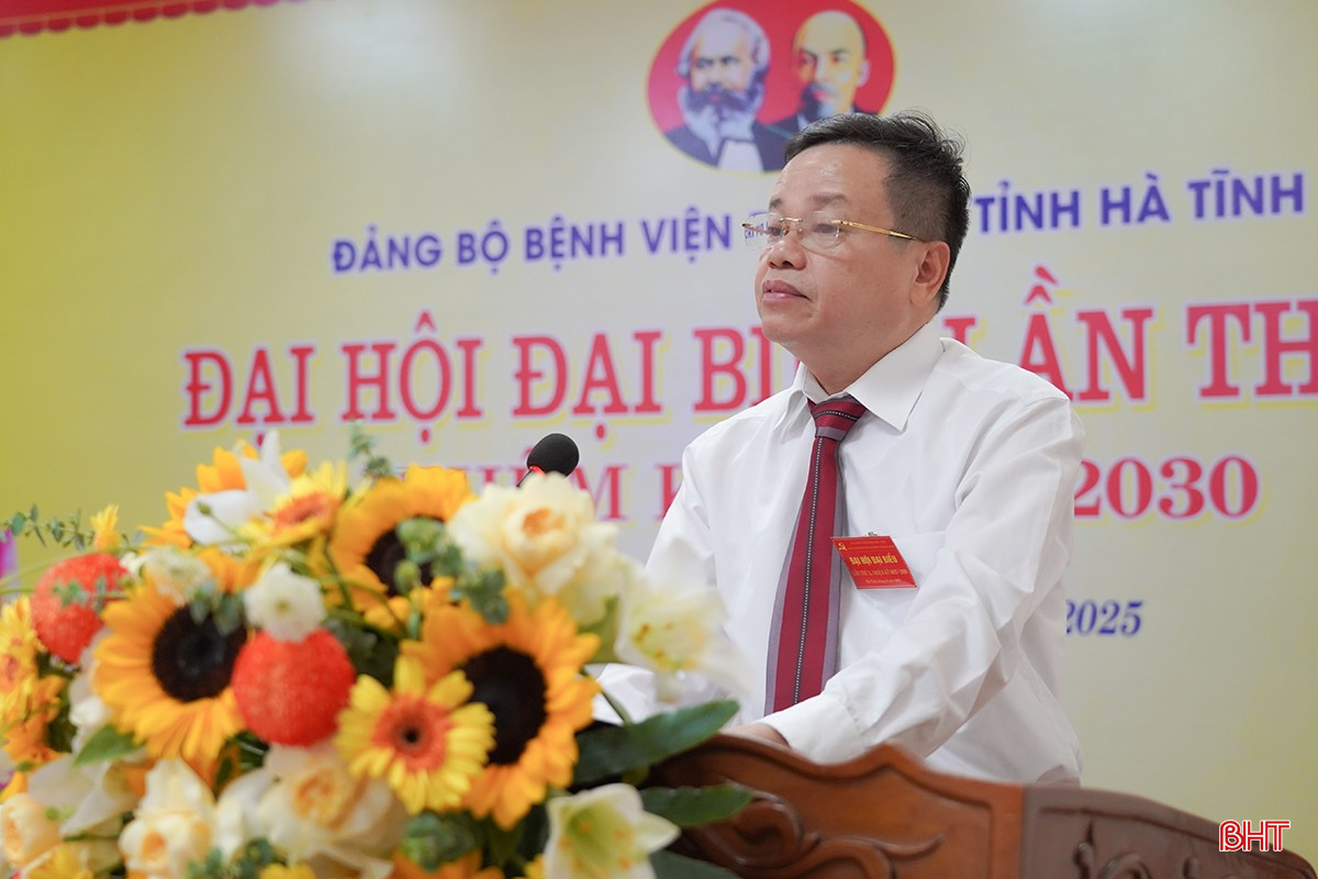 Dược sỹ Tôn Đức Quý - Phó Bí thư Đảng ủy, Phó Giám đốc BVĐK tỉnh Hà Tĩnh trình bày báo cáo kiểm điểm của BCH nhiệm kỳ 2020 - 2025. bqbht_br_1dsc04350.jpg