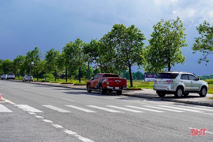Việc đỗ xe không che chắn dưới trời nắng nóng sẽ gây ra nhiều tác hại với cả tài xế và phương tiện. bqbht_br_1dsc04803.jpg