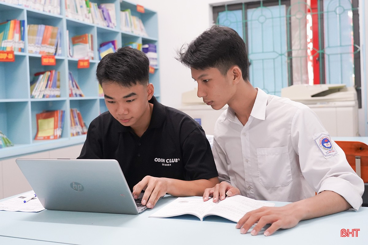 Em Vũ Hải Hưng (áo đen) thường xem lại các bài giảng trên Youtube để củng cố kiến thức. bqbht_br_1dsc04905.jpg
