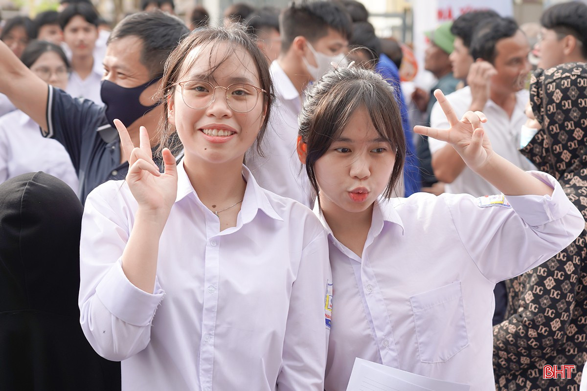 Thí sinh phấn khởi sau khi hoàn thành hai môn thi Ngữ văn và Toán. bqbht_br_0dsc00551.jpg
