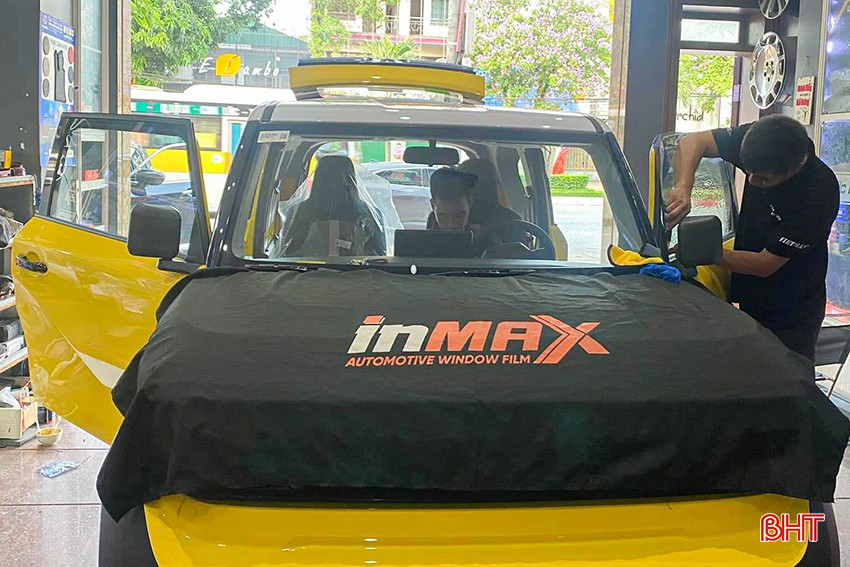 Cửa hàng Nội thất Ôtô Đức Men đã huy động đông đảo thợ tay nghề tốt để dán phim cách nhiệt cho đa dạng các loại xe từ đầu mùa nắng. bqbht_br_1img-3847.jpg