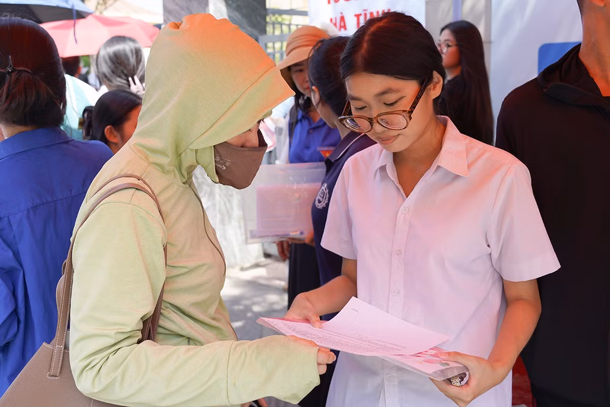 Sau những giờ phút căng thẳng trong phòng thi, các sỹ tử có thể trút bỏ gánh nặng, tìm thấy sự bình yên trong vòng tay cha mẹ.