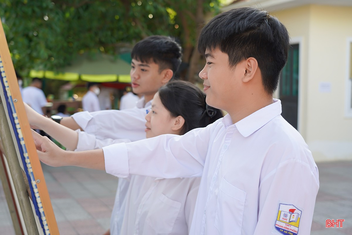 Thí sinh xem số báo danh tại điểm thi Trường THCS Nguyễn Du (TP Hà Tĩnh).