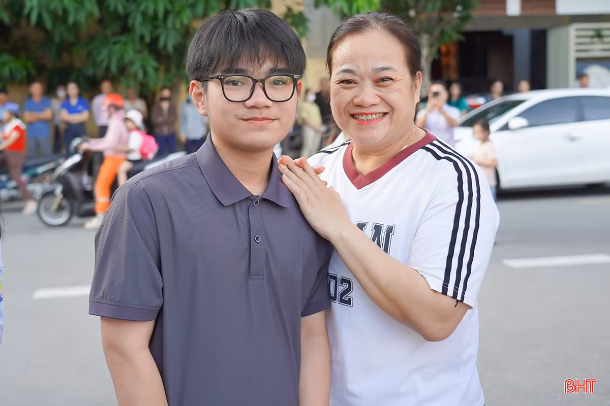 Không chỉ có các sỹ tử đang chiến đấu với kiến thức và áp lực thời gian, mà ở phía ngoài cánh cổng trường thi, một “kỳ thi” khác cũng đang diễn ra âm thầm, lặng lẽ - đó là “kỳ thi” của những người làm cha, làm mẹ. Họ luôn âm thầm dõi theo, động viên từng bước đi của con.