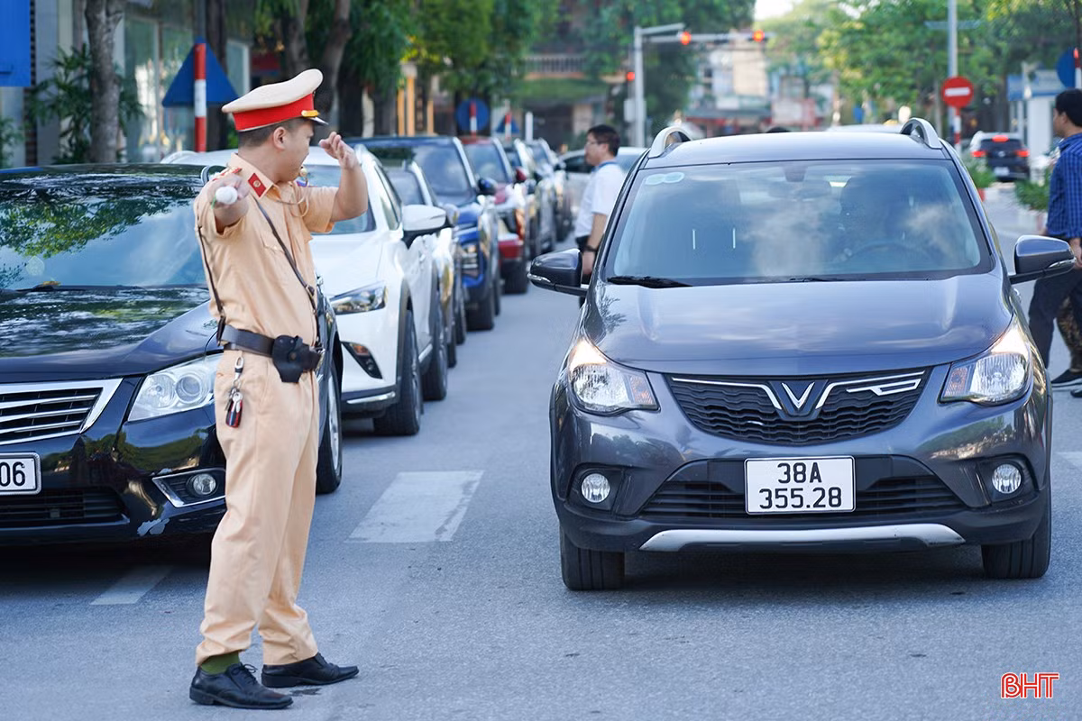 Với nhiệm vụ đảm bảo an ninh trật tự, họ không chỉ kiểm soát chặt chẽ khu vực thi, phòng ngừa các hành vi gian lận hay gây rối mà còn chủ động phân luồng giao thông, giúp thí sinh và phụ huynh di chuyển thuận lợi, tránh ùn tắc vào những giờ cao điểm.