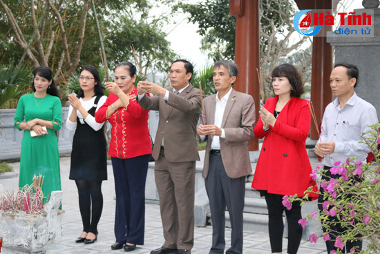 hoi kieu hoc viet nam dang huong khu di tich nguyen du