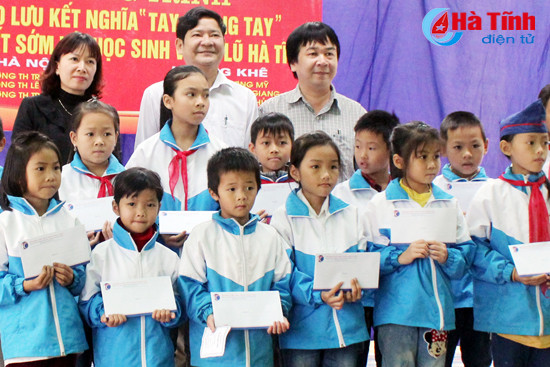 trao nha tinh nghia qua tet cho hoc sinh ngheo gia dinh kho khan