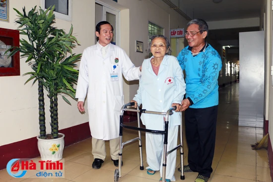 thay khop hang thanh cong cho cu ba gan 100 tuoi