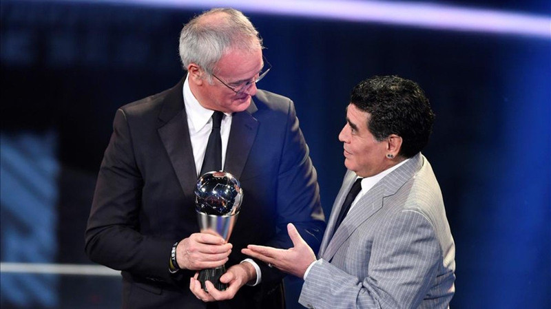 Ranieri nhận giải thưởng HLV xuất sắc nhất ronaldo va ranieri thau tom danh hieu fifa