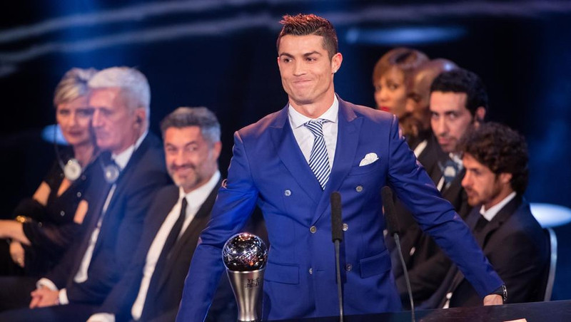 Ronaldo trở thành cầu thủ xuất sắc nhất 2016 ronaldo va ranieri thau tom danh hieu fifa