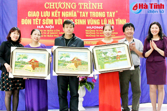 trao nha tinh nghia qua tet cho hoc sinh ngheo gia dinh kho khan