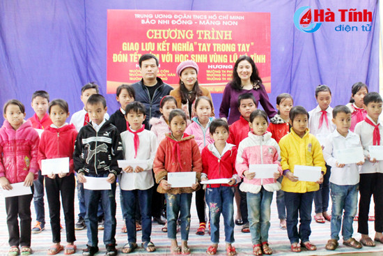 trao nha tinh nghia qua tet cho hoc sinh ngheo gia dinh kho khan
