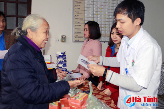 kham cap thuoc mien phi cho hon 500 nguoi dan thach son