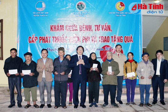 kham cap thuoc mien phi cho hon 500 nguoi dan thach son