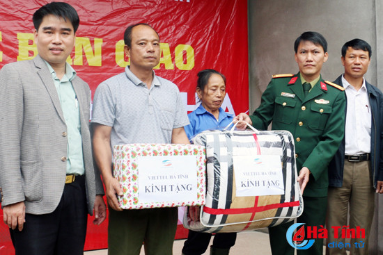 trao nha tinh nghia qua tet cho hoc sinh ngheo gia dinh kho khan