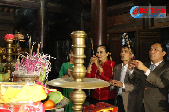 hoi kieu hoc viet nam dang huong khu di tich nguyen du