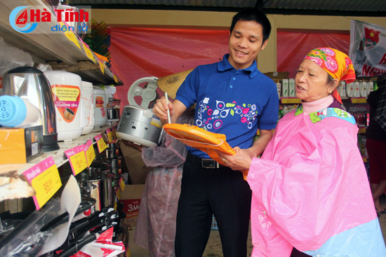 ban giao duong dien va trao qua cho nguoi ngheo don tet