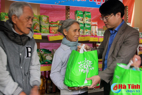 ban giao duong dien va trao qua cho nguoi ngheo don tet