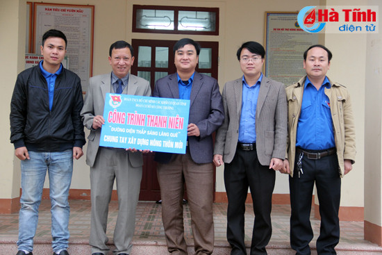 ban giao duong dien va trao qua cho nguoi ngheo don tet