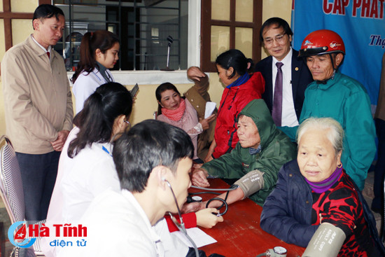 kham cap thuoc mien phi cho hon 500 nguoi dan thach son