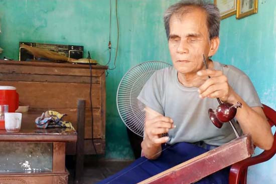 ong lao mu voi biet tai sua khoa va hat hay dan gioi