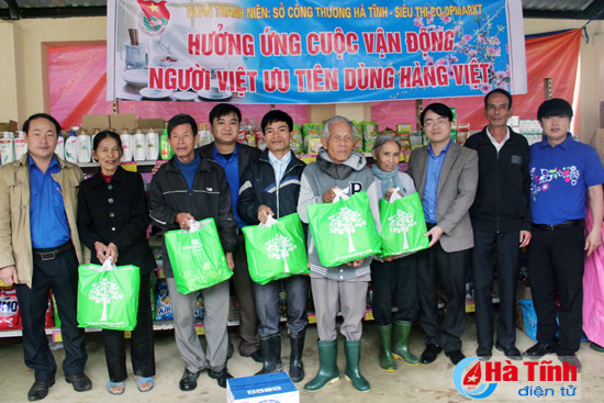 ban giao duong dien va trao qua cho nguoi ngheo don tet