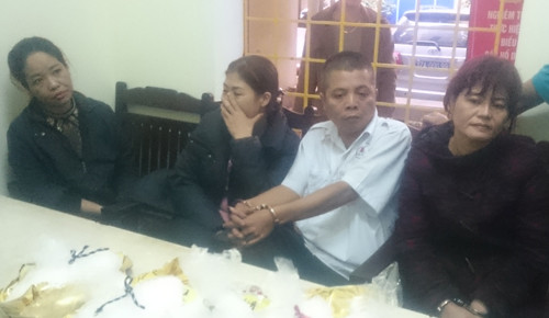 canh sat khong che nhom nguoi mang 5 kg ma tuy tren taxi