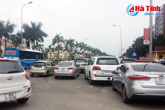 xe di cuoi dung tran duong pho rong cung kho luu thong