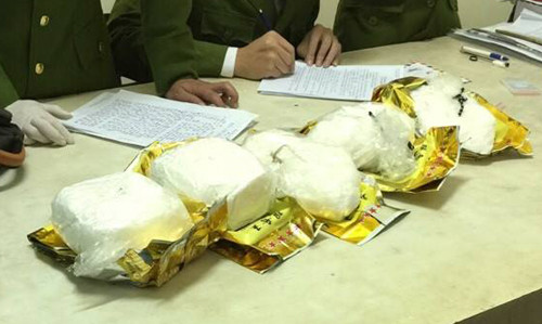 canh sat khong che nhom nguoi mang 5 kg ma tuy tren taxi