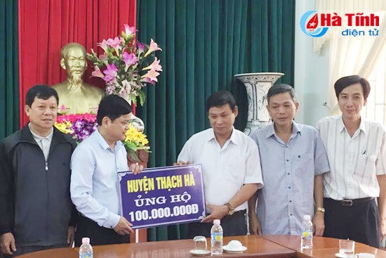 huyen thach ha trao 100 trieu ho tro khac phuc lu lut o binh dinh